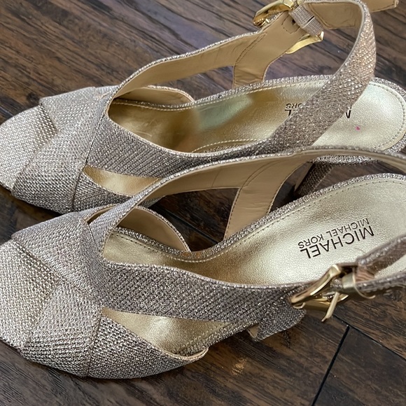Michael Kors Gold metallic sandals - Picture 2 of 9